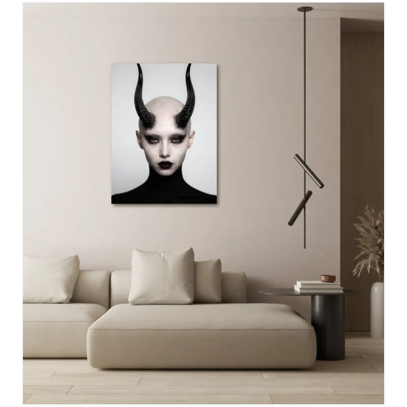 Γυναικείο Πορτραίτο Dark Fantasy με Κέρατα σε Ασπρόμαυρο