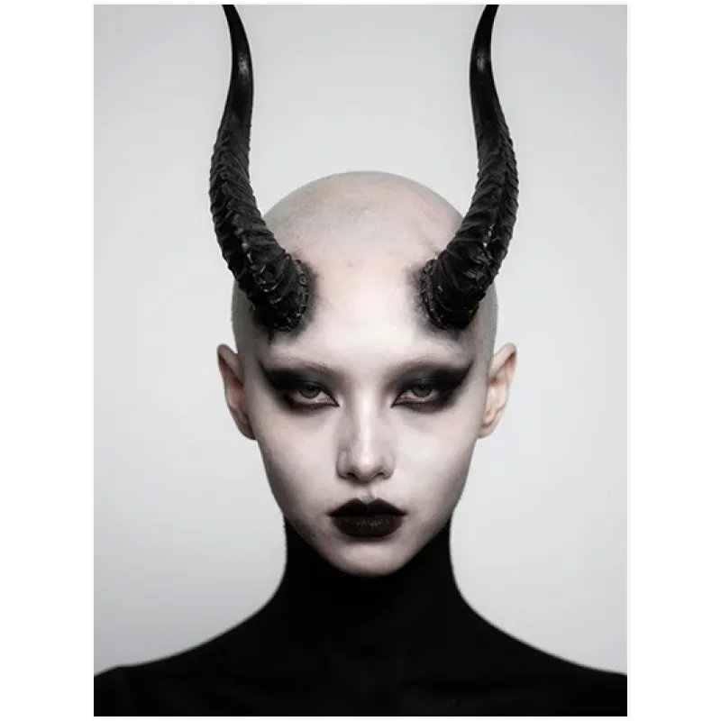 Γυναικείο Πορτραίτο Dark Fantasy με Κέρατα σε Ασπρόμαυρο