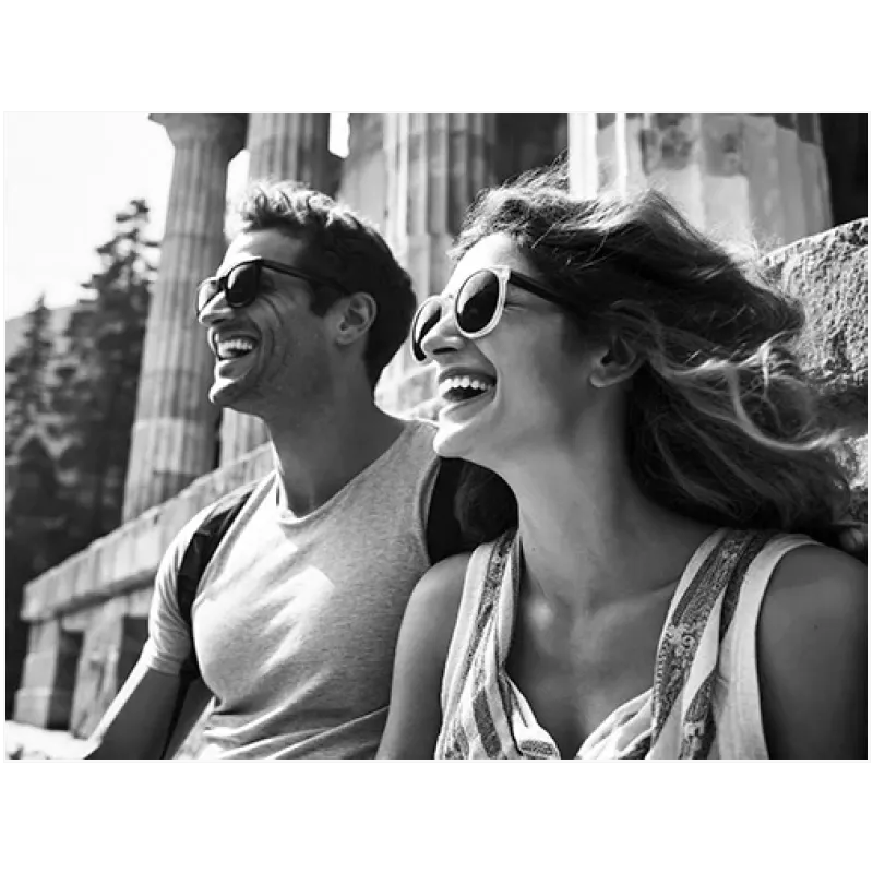 Χαρούμενο Ζευγάρι Ταξιδιωτών Ασπρόμαυρο Φωτογραφικό Πορτραίτο