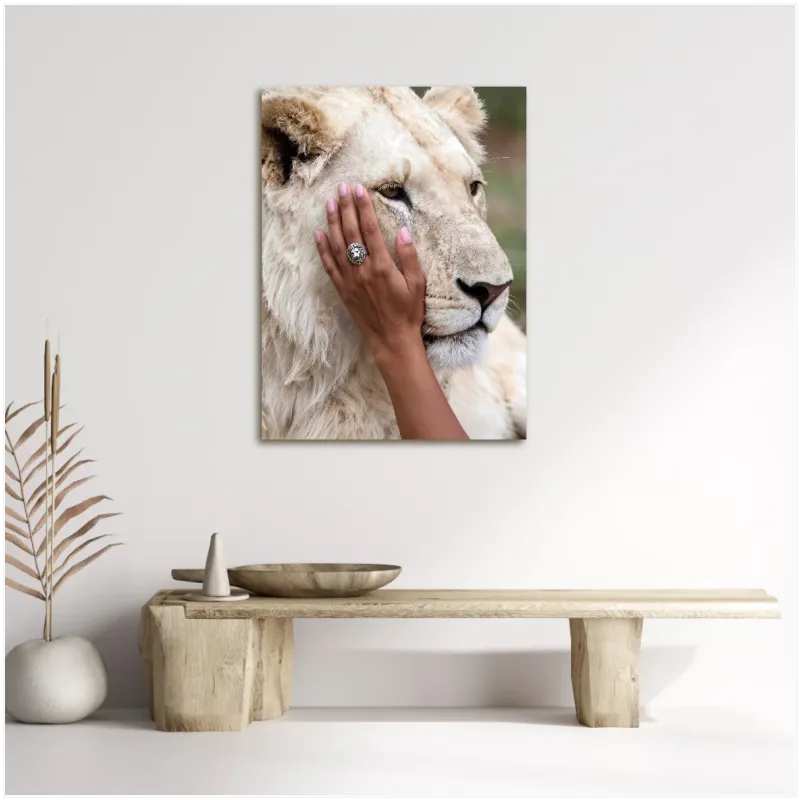 Μεγαλειώδες Λιοντάρι με Γυναικείο Χέρι Ροζ
