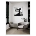 Σιλουέτα Γυναίκας με Ανεμιζόμενο Πέπλο και Αρχαίο Ναό Ασπρόμαυρο