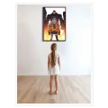 Κορίτσι Anime με Τιτάνιο Ρομπότ σε Αστικό Φόντο