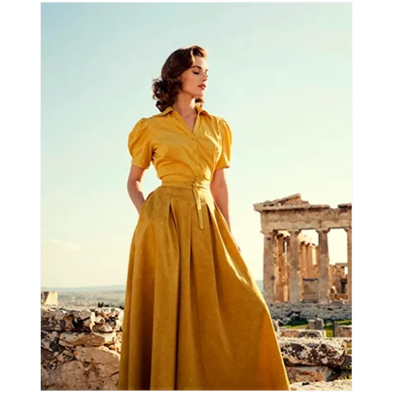 Γυναίκα με Κίτρινο Φόρεμα στην Ακρόπολη Vintage