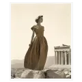 Κλασική Γυναίκα με Vintage Φόρεμα στην Ακρόπολη Σεπία