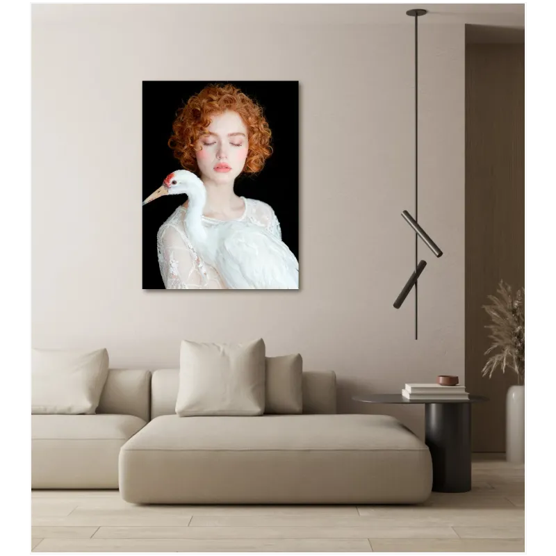 Γυναίκα με Κόκκινα Μαλλιά και Γερανό Elegant Πορτραίτο