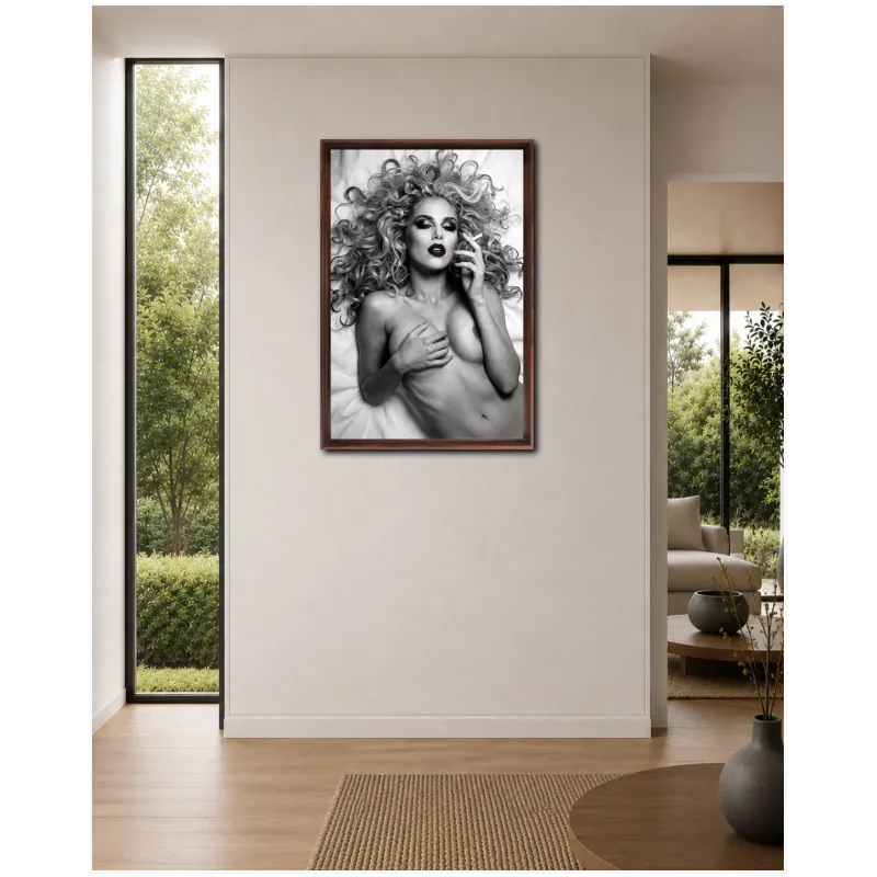 Γυναικείο Ασπρόμαυρο Πορτραίτο Glamour Μόδας με Τσιγάρο