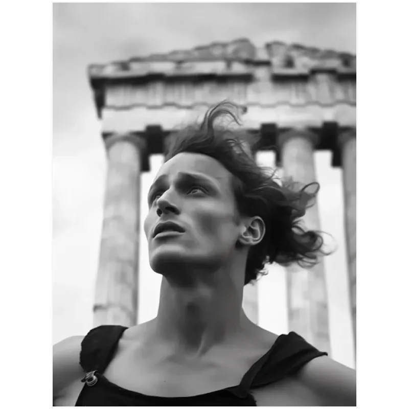 Ανδρικό Πορτραίτο σε Αρχαίο Ναό Ασπρόμαυρο