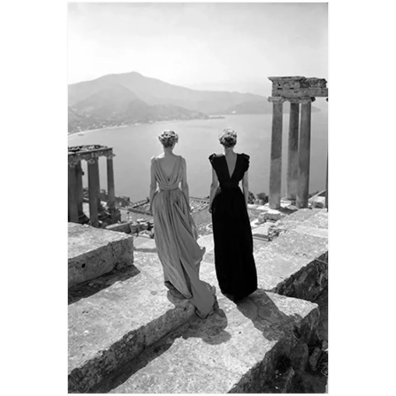 Γυναίκες με Ενδύματα Υψηλής Ραπτικής σε Αρχαίο Ναό Ασπρόμαυρο