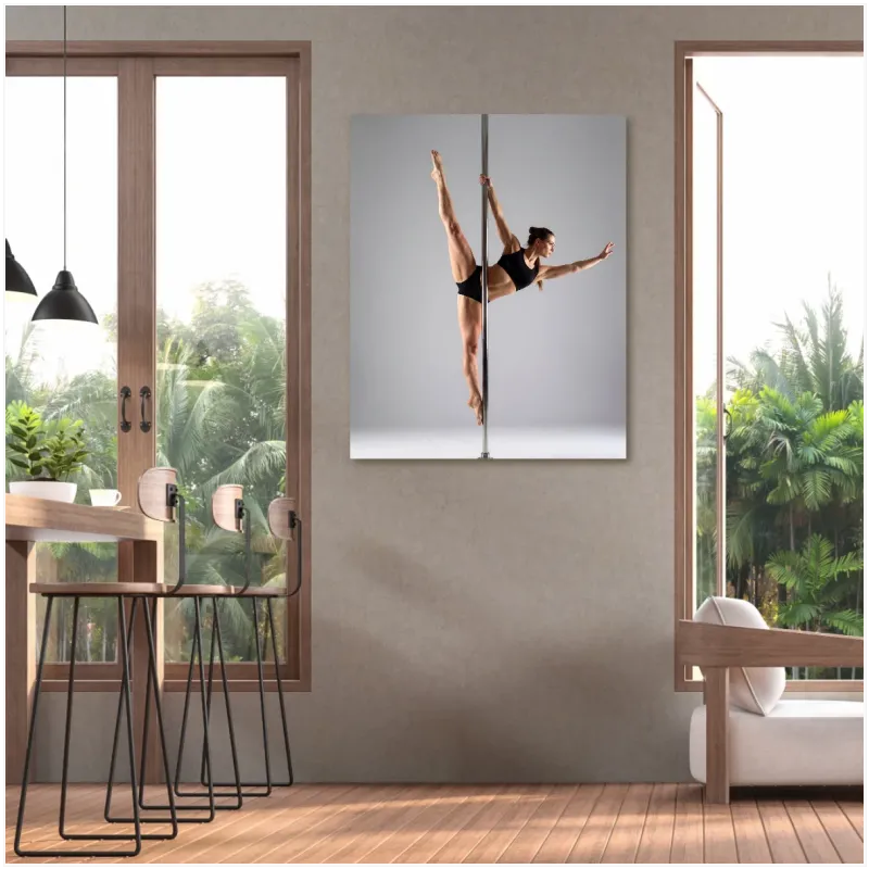 Ακροβατική Γυναίκα Pole Dancer Δυναμική Φωτογραφία σε Γκρι Φόντο