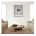 Ακροβατική Γυναίκα Pole Dancer Δυναμική Φωτογραφία σε Γκρι Φόντο