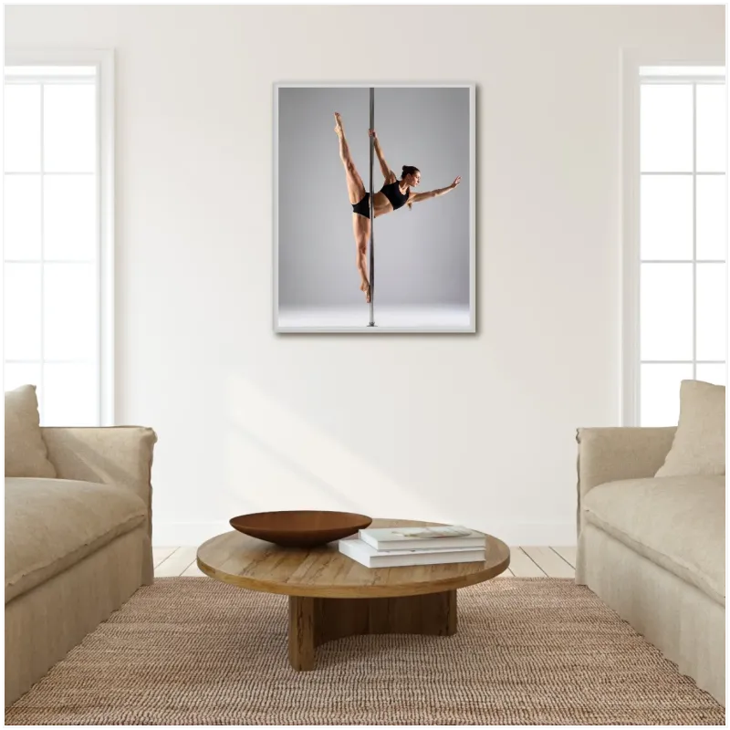 Ακροβατική Γυναίκα Pole Dancer Δυναμική Φωτογραφία σε Γκρι Φόντο